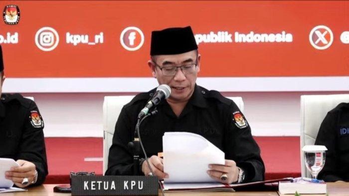 Ketua KPU Hasyim Asyari tampak berkaca-kaca