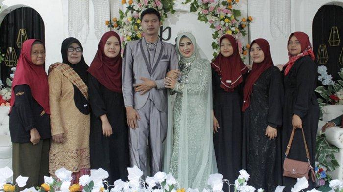 Khalisa dan suami melakukan sesi foto keluarga