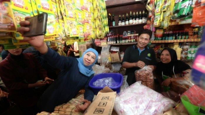 Khofifah Indar Parawansa mendapatkan dukungan dari Paguyupan Pedagang Pasar se-Sidoarjo, saat menyambangi Pasar Gedangan dan Pasar Betro Kabupaten Sidoarjo, Kamis (17/10/2024).