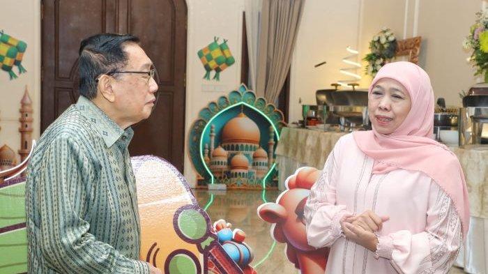 JANGAN ADA PHK - Gubernur Jatim Khofifah Indar Parawansa (kanan) saat menerima kunjungan silaturahim sekaligus halal bihalal pemilik Maspion Grup Alim Markus (kiri) di kediaman Jemursari Surabaya, Rahu (2/4/2025). Gubernur Khofifah turut menitipkan pesan pada Bos Maspion Grup agar menjaga semangat iklim usaha perusahaannya dan terus mengupayakan agar tidak melakukan Pemutusan Hubungan Kerja (PHK) pada para pekerja.