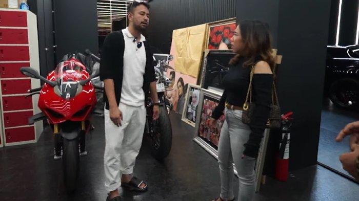 Kiky Saputri saat mendatangi rumah Raffi Ahmad