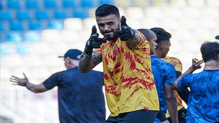 Kiper Arema FC, Lucas Frigeri siap tampil mengantisipasi serangan Borneo FC