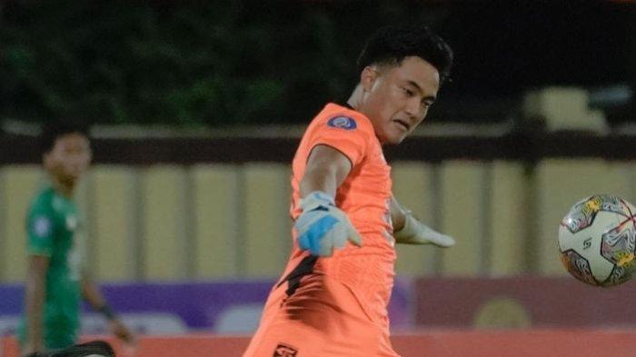 Kiper Persebaya Surabaya, Ernando Ari, dalam laga melawan Arema FC di Stadion PTIK Jakarta, Selasa (11/4/2023) malam.