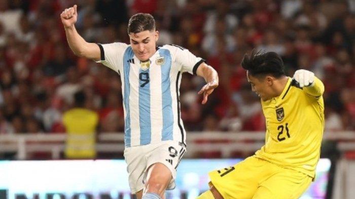 Kiper Timnas Indonesia Ernando Ari (kanan) duel dengan pemain Argentina Julian Alvarez di SUGBK, Senin (19/6/2023).