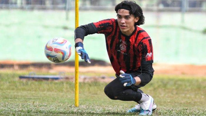 Kiper baru Arema FC, Julian Schwarzer Tampil Gacor, melakukan banyak penyelamatan gawang. Skor sementara Persis Solo Vs Arema FC adalah 0-1 di akhir babak pertama laga Pekan 5 Liga 1 2023-2024 yang masih berjalan, Minggu (30/7/2023).