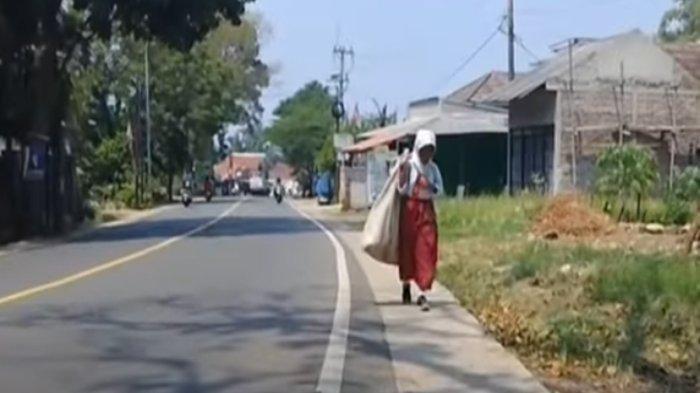 Kisah pilu datang dari siswi SD bernama Nabila yang rela menjadi pemulung sepulang sekolah. Relakan masa kecilnya untuk membantu sang ayah yang sakit (Youtube tvOnenews)