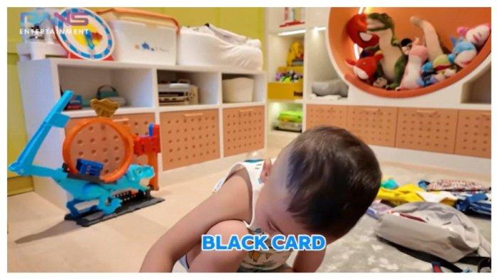 Koleksi tas-tas yang dimiliki Rayyanza beserta black card yang digunakannya (YouTube Rans Entertainment)