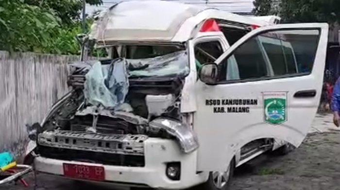 Kondisi ambulans RSUD Kanjuruhan Malang ringsek parah