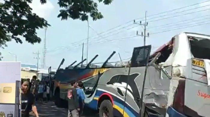 Kondisi bus Sugeng Rahayu ringsek atapnya terbuka