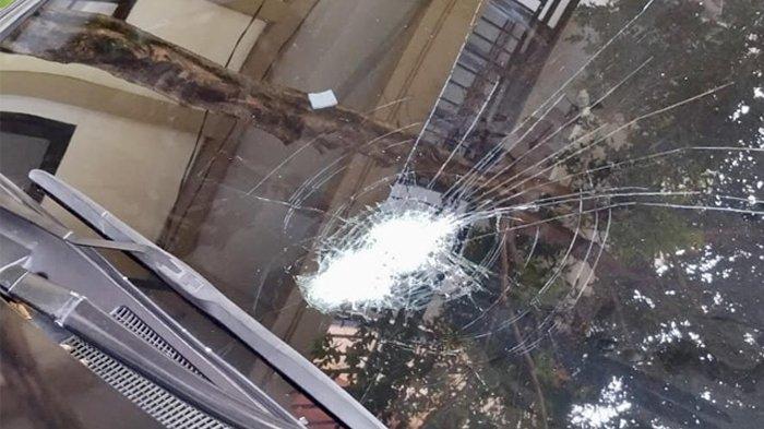 Kondisi kaca mobil Gus Mujib yang pecah usai dilempar benda oleh orang tak dikenal 1