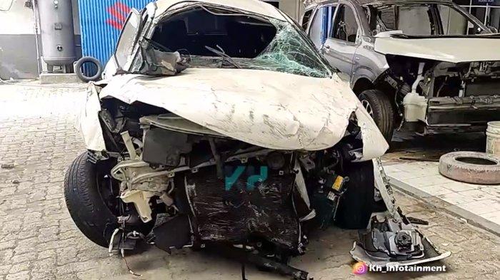 Kondisi mobil Rendy Kjaernett ringsek setelah kecelakaan dengan Lady Nayoan