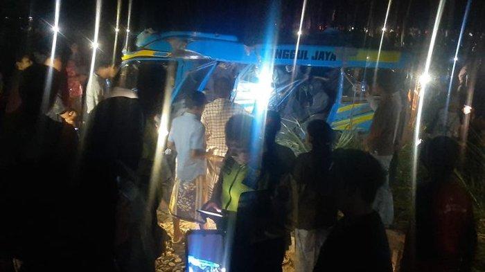 Kondisi mobil elf yang tertabrak kereta api Probowangi di Klakah, Lumajang