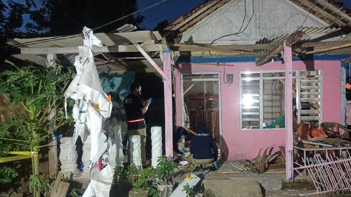 Kondisi rumah Kusyairi setelah dibom orang tak dikenal
