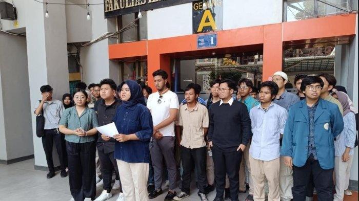 Konferensi Pers Pernyataan Sikap BEM FISIP Unair : Tolak Tegas Pemberangusan Nalar Kritis Mahasiswa dalam Kebebasan Berpendapat di Ruang Akademik di kampus B Unair, Selasa (29/10/2024).