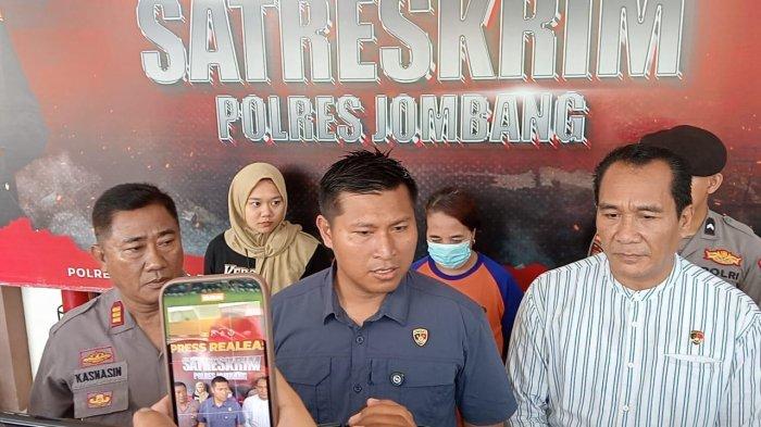 ISTRI BUNUH SUAMI - Konferensi pers kasus istri bunuh suami di Mapolres Jombang, Kamis (26/6/2025). Bunuh suami dengan cara diracun dengan potas dan menikam dada menggunakan sebilah pisau.