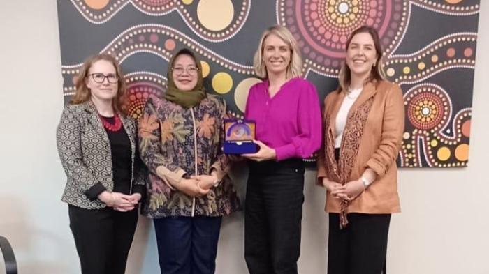 Konsulat Jenderal Australia di Surabaya, Fiona Hogart (kiri), Kepala Dinas Komunikasi dan Informatika Jawa Timur, Sherlita Ratna Dewi Agustin bersama Rikki Lea Bestall, CEO Screenwest (tiga dari kiri) berpose bersama di kantor Screenwest di Perth, Australia, Jumat 26 April 2024.