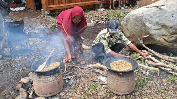 Anggota poktan Karya Mulya menyangrai kopi Bangelan sebelum diselep