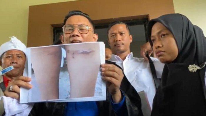 Kuasa hukum Supriyani, Andri Darmawan, menyoroti sapu ijuk panjang disebut alat memukul korban pada bagian paha, Rabu (30/10/2024).
