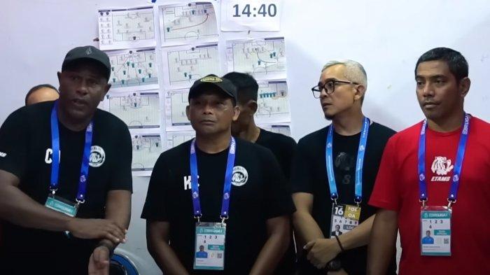 Kuncoro (tengah) pelatih sementara Arema FC