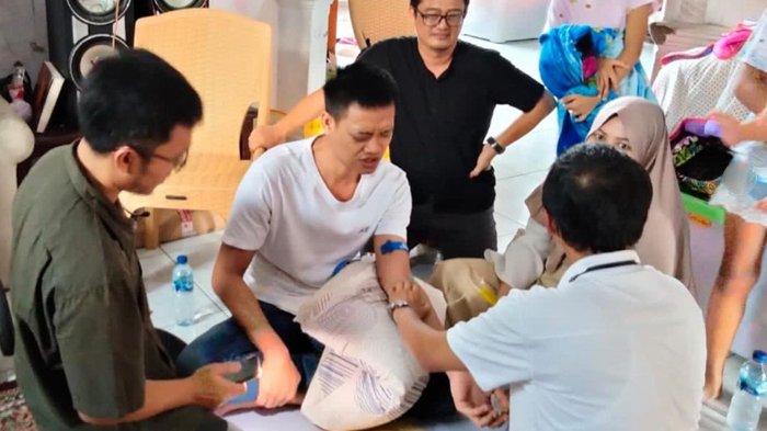 Kurnia Meiga saat diperiksa oleh dokter dari Rumah Sakit Pusat Pertamina utusan Erick Thohir