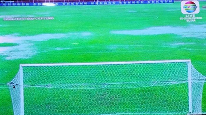 LAPANGAN BANJIR- Kondisi Stadion Soepriadi Blitar, Senin 17 Februari 2025 laga Arema FC Vs PSS Sleman ditunda
