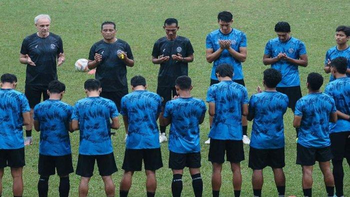Para pemain Arema FC saat menjalani latihan rutin di lapangan ARG Soccer Field Lawang beberapa waktu yang lalu