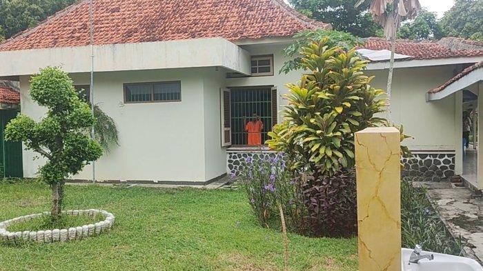 LUSTRASI: seorang pasien jiwa di Ruang Sakura RSUD RAA Soewondo Pati melihat ke luar jendela