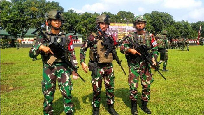 Lettu Muhammad Fardhana (Tengah) saat upacara di Batalion Raider 509/Kostrad sebagai pelepasan keberangkatan ke Papua (tengah).