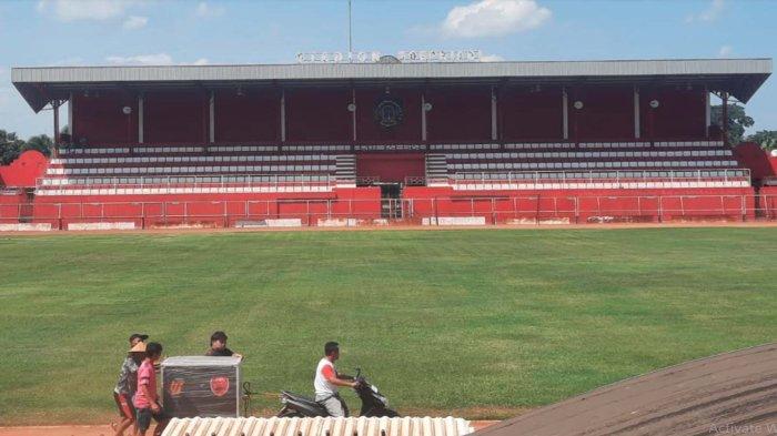 Panitia terus melakukan persiapan untuk menjelang pertandingan Liga 1 di Stadion Soepriadi , Kota Blitar, Selasa (6/8/2024).