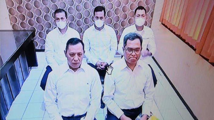 Lima Terdakwa dalam sidang kasus 'Tragedi Kanjuruhan ' yang dipimpin Hakim Abu Achmad Sidqi Amsya, Mangapul dan I Ketut Kimiarsa digelar di Ruang Cakra Pengadilan Negeri Surabaya Kelas 1A Khusus, Senin (16/1/2023). Tiga terdakwa anggota polisi mengajukan eksepsi