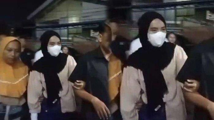 Linda sahabat Vina Cirebon memenuhi panggilan Polisi untuk menjalani pemeriksaan, Senin (27/5/2024)
