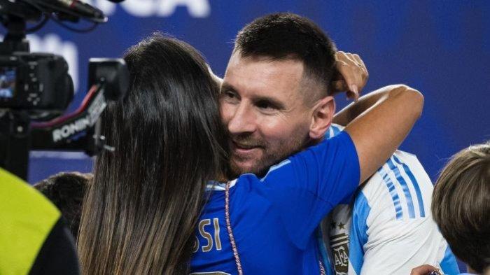 Lionel Messi bersama sang istri merayakan keberhasilan Argentina menjuarai Copa America 2024. Argentina mengalahkan Kolombia 1-0 pada laga final di Stadion Hard Rock, Amerika Serikat, Senin (15/7/2024).