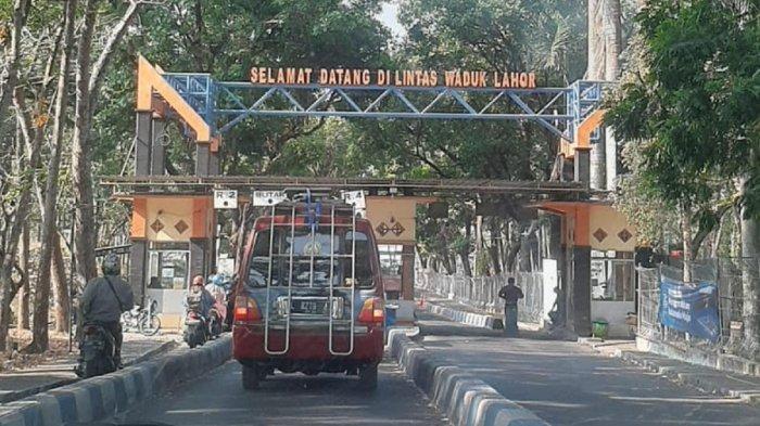 Loket retribusi di pintu masuk Bendungan Lahor, yang dari arah Malang menuju ke Blitar