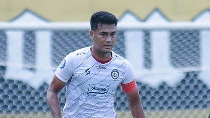 M Rafli jadi kapten Arema FC dalam laga perdana Liga 1 2023 saat menghadapi Dewa United di Stadion Indomilk Arena, Tangerang, Minggu (2/7/2023).
