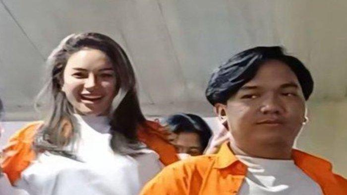 MASIH TERSENYUM : Nikita Mirzani masih cengar cengir meski sudah memakai baju tahanan terkait kasus pemerasan terhadap dokter Reza Gladys, Selasa (4/3/2025).