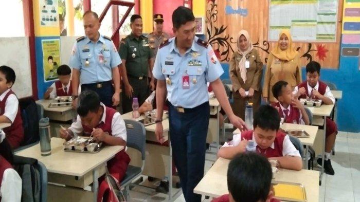 Komandan Lanud Abdulrachman Saleh, Marsma TNI Firman Wirayuda saat meninjau pelaksanaan program Makan Bergizi Gratis di SD Negeri 1 Tamanharjo Kecamatan Singosari Kabupaten Malang, Senin (6/1/2025).
