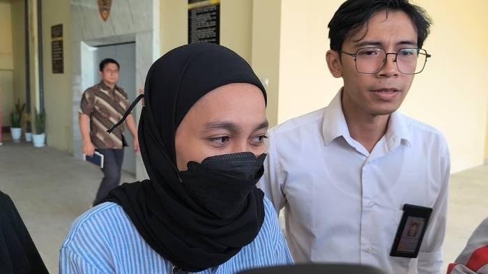 MINTA KEADILAN - Istri Brigadir Nurhadi, Elma Agustina mendatangi Polda NTB