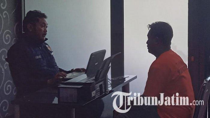 MM saat diperiksa di ruang Satreskrim Polres Bojonegoro, Rabu 20 Maret 2024 siang