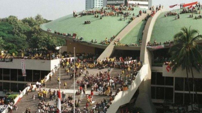Mahasiswa se-Jakarta, Bogor, Tangerang, dan Bekasi mendatangi Gedung MPR/DPR, Mei 1998, menuntut reformasi dan pengunduran diri Presiden Soeharto. Sebagian mahasiswa melakukan aksi duduk di atap Gedung MPR/DPR. Hegemoni Orde Baru yang kuat ternyata menjadi inspirasi bagi orangtua untuk memberi nama bagi anak-anak mereka.