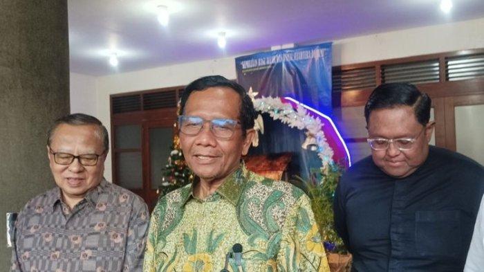 Mahfud MD saat memberikan keterangan pers di Wisma Keuskupan Katedral, Jakarta Pusat
