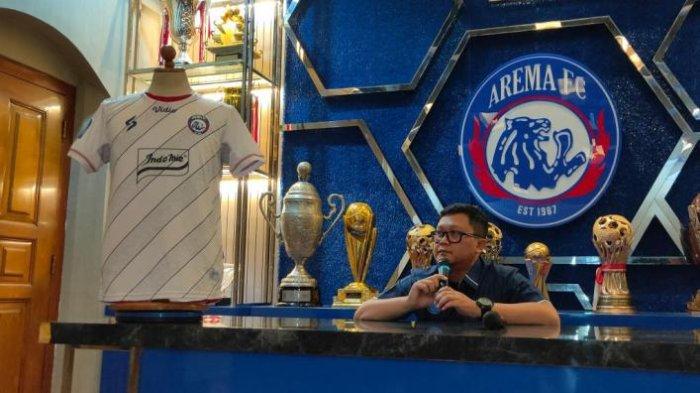 Manajer Arema FC Store, Tjiptadi Purnomo, saat launching jersey Arema FC di Liga 1 2023.