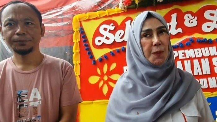 Mang Adin (kiri), sopir Mama Amy yang dibuatkan usaha oleh Raffi Ahmad