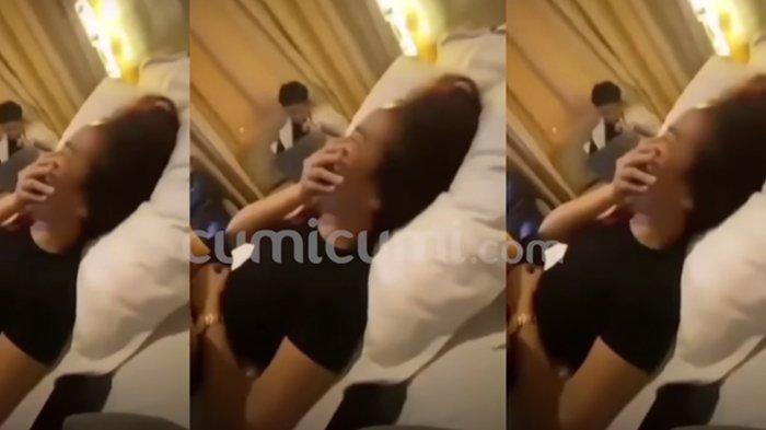 Mayang ikut menertawakan komandan upacara saat teman membuatnya sebagai lelucon