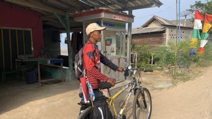 Mbah Sanuri membagikan kisah perjalanannya selama 10 hari dari Nganjuk, Jawa Timur ke Lampung demi berjumpa cucu. (Tribun Lampung/Oky Indra Jaya)