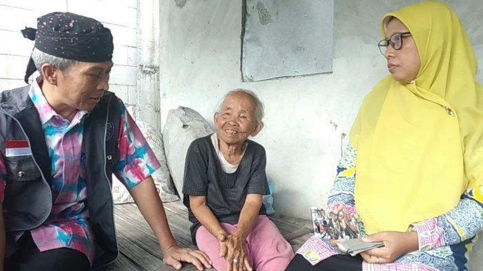 Mbah Semi (baju hitam) ketika ditemui di rumahnya Desa Gebyog, Kecamatan Karangrejo, Kabupaten Magetan, Kamis (21/3/2024), oleh Pemkab Magetan dan Pemdes setempat