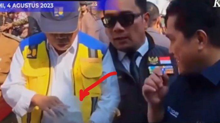 Menteri PUPR, Basuki Hadimuljono (kiri) beli tutut alias keong sawah di pasar
