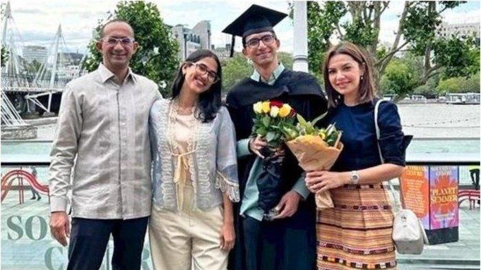 Momen Izzat Assegaf, putra Najwa Shihab wisuda.