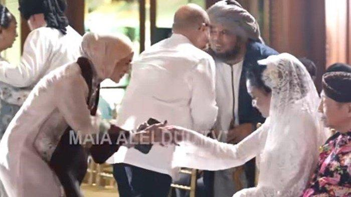 PERNIKAHAN AL GHAZALI - Musisi Maia Estianty (DUDUK) menyambut jabatan tangan mantan rekan duetnya, anggota DPR RI sekaligus penyanyi Mulan Jameela (BERDIRI). Momen itu terjadi saat acara siraman Al Ghazali di kawasan Pondok Indah, Jakarta Selatan Sabtu (14/6/2025).