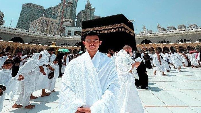 Momen Pratama Arhan Foto di Depan Kakbah Tanpa Azizah Salsha Disorot, Singgung Surat Alquran