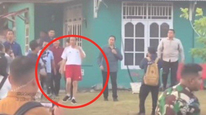 Momen Presiden Jokowi pakai jersey sepak bola